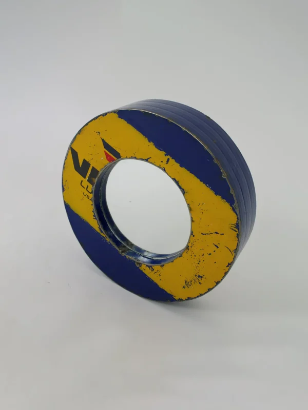 Ronde handgemaakte spiegel met brede Blauw-gele metalen lijst, vervaardigd van gerecyclede olievaten.