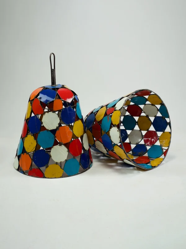 Handgemaakte kleurrijke patchwork lampenkap van gerecycled metaal in blauw, rood, geel, oranje, turquoise en wit.