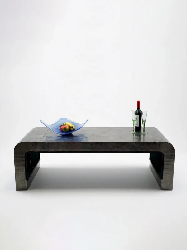 Handgemaakte metalen salontafel met afgeronde hoeken, vervaardigd van gerecyclede olievaten.