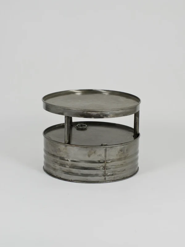 Met de hand vervaardigde sidetable van gerecyclede olievaten.