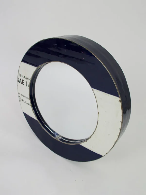 Ronde handgemaakte spiegel met brede Blauw-witte metalen lijst, vervaardigd van gerecyclede olievaten.