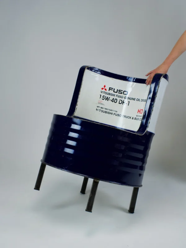 Handgemaakte donkerblauwe metalen stoel met witte rugleuning en originele opdruk, vervaardigd van een gerecycled olievat.