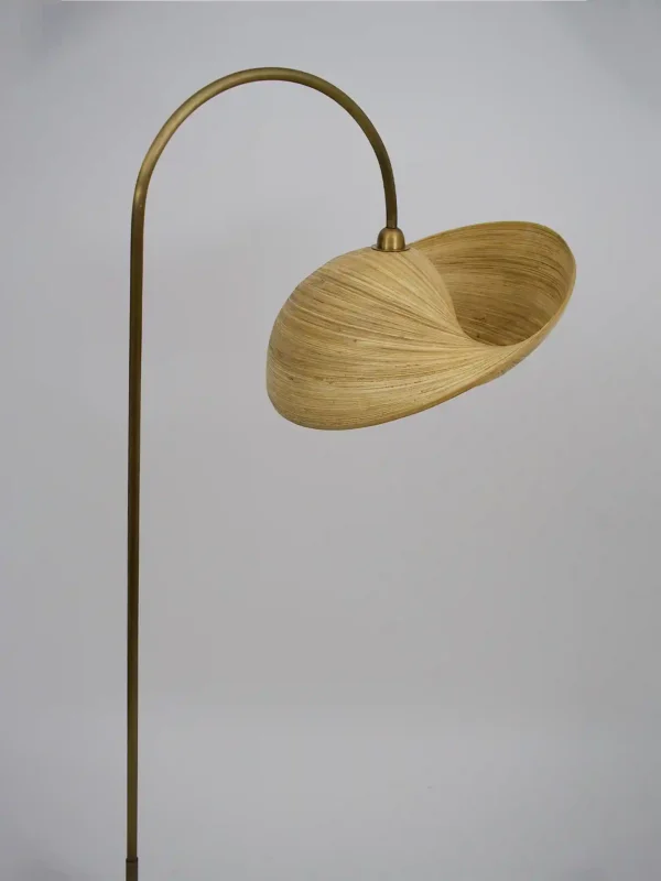 Golden Petal Floor Lamp – staande lamp van bamboe met organisch gevormde lampenkap, gebogen bronzen standaard en marmeren voet.