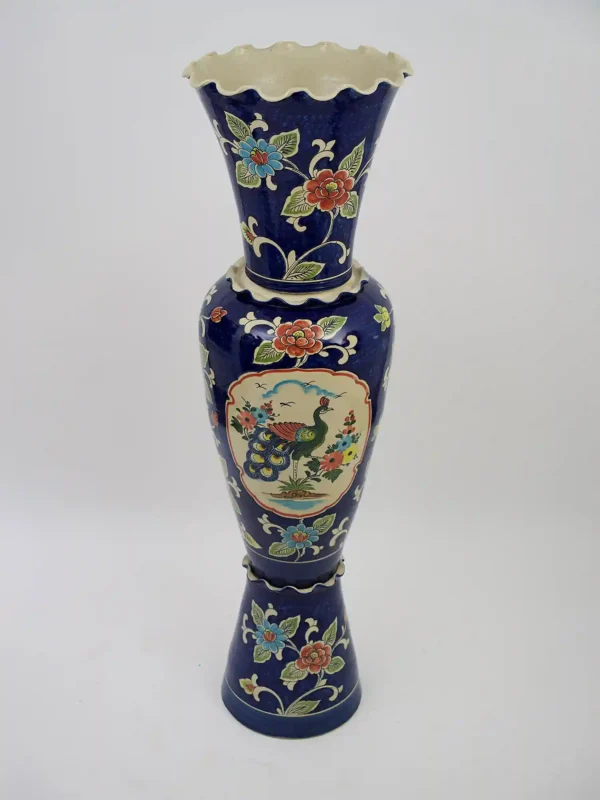 Kartini Vase – grote kobaltblauwe keramieken statement vaas met handgeschilderde bloemen en kleurrijk pauwmotief.